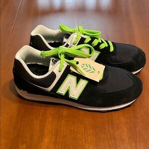 NWT 574 New Balance Kids Black Sneakers with Green Accents big kids size 7